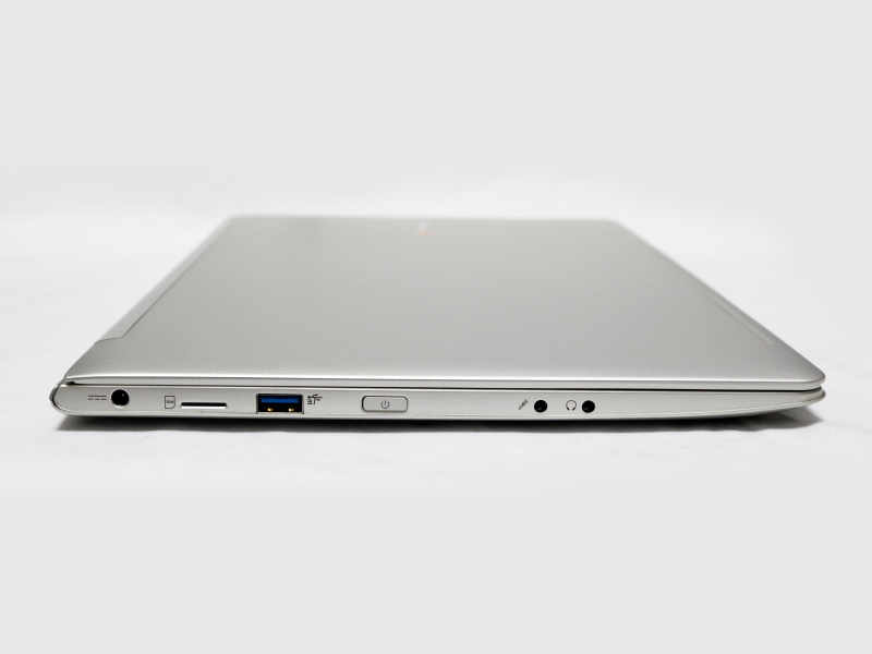 左側面。電源スイッチ、USB 3.0、AC電源コネクタ、音声入出力を備えている。SIMスロットは利用できない