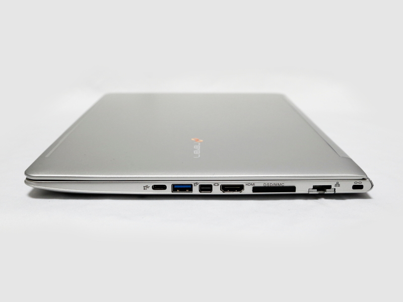 右側面。Gigabit Ethernet、SDカードスロット、HDMI、Mini DisplayPort、USB 3.0、Thunderbolt 3を備える