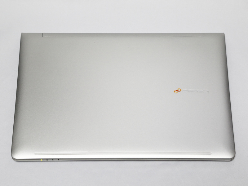 本体天面。LEVEL∞ロゴが控えめに刻印されている