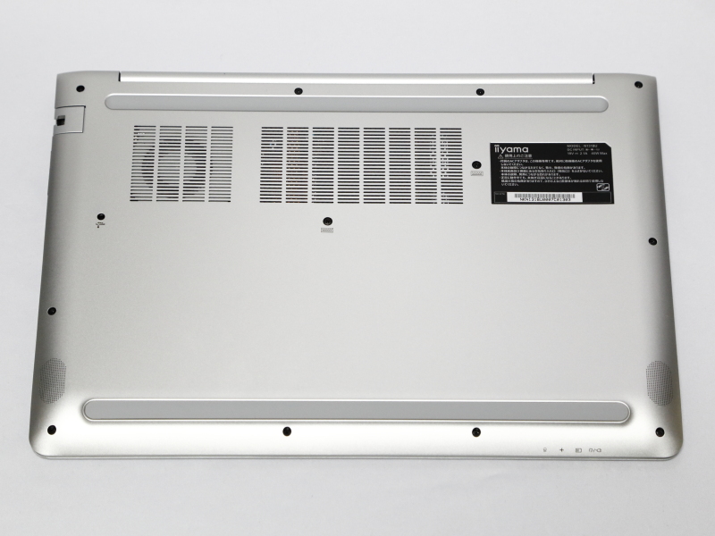 本体底面。正面側の両サイドにはスピーカー、背面側には換気用のスリットを備える。換気用スリットは、CPUクーラーの吸気口として機能している