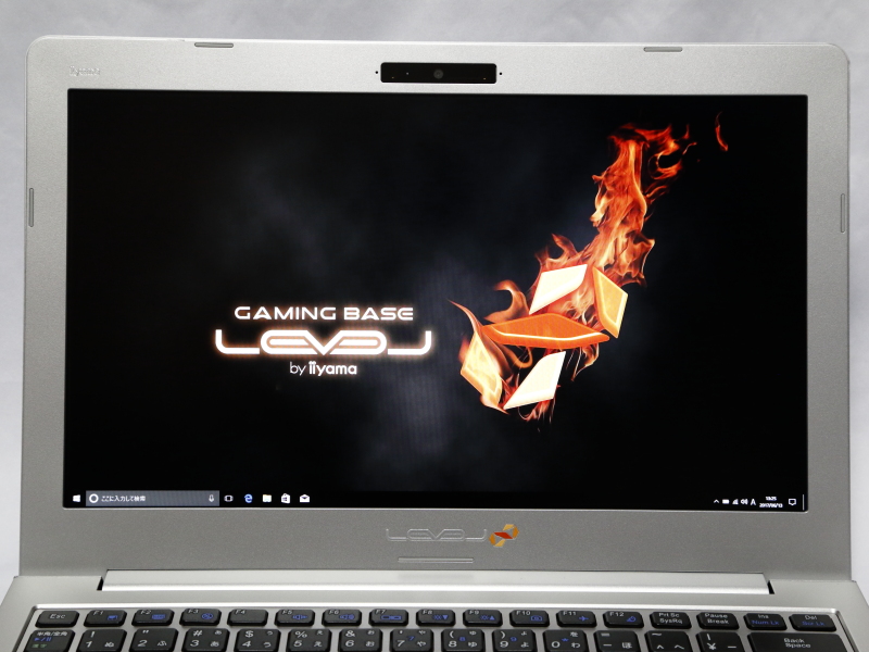 ディスプレイは13.3型の非光沢液晶ディスプレイ。画面解像度は1,920×1,080ドット