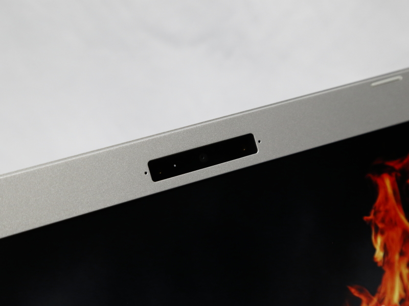 ディスプレイ上部にはWindows Hello対応の200万画素Webカメラを搭載