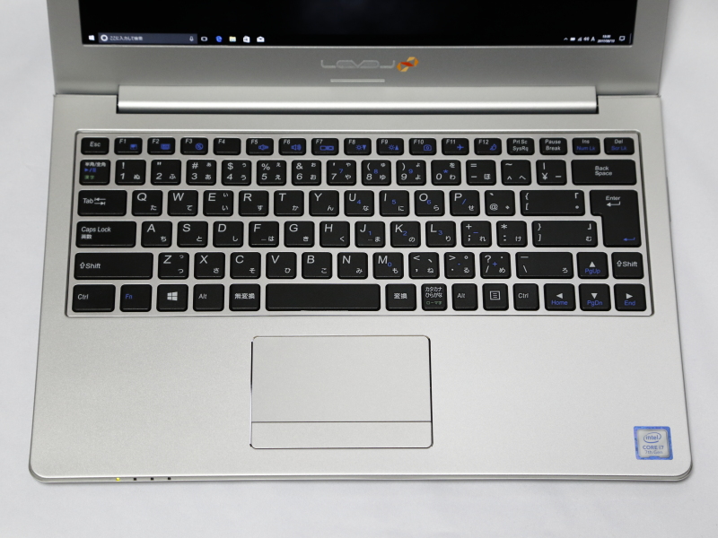 キーボードはアイソレーションタイプ。キー間隔は19mmのフルピッチ