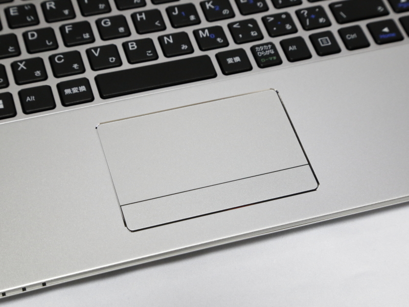 タッチパッド。クリックボタンは独立している