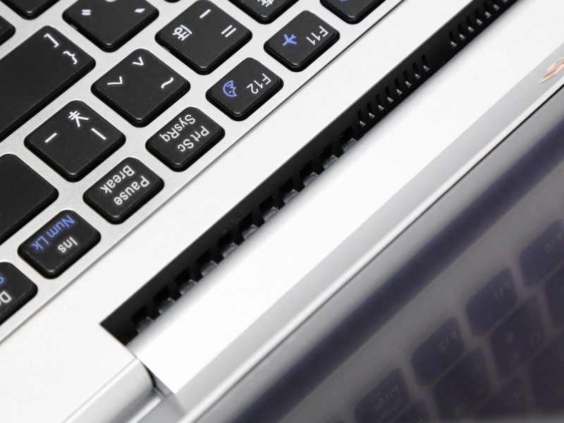 ディスプレイと本体の接続部分に隠れる形でCPUクーラーの排気口が設けられている