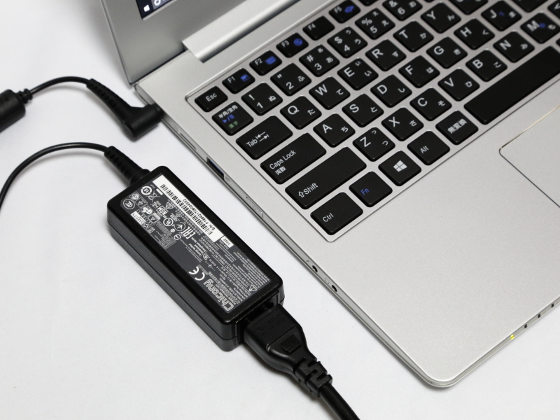 ACアダプタ。出力40Wでコンパクトなものを採用している