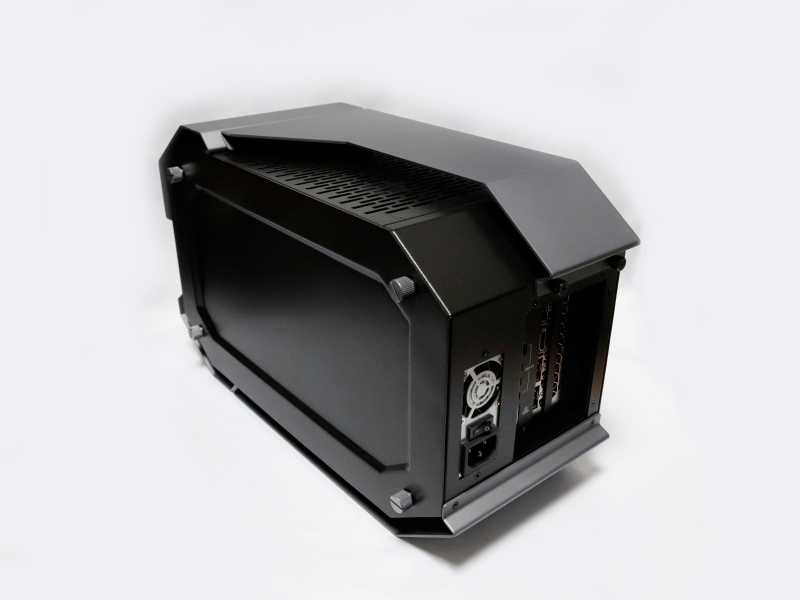 外付けGPUボックス。PowerColorのDEVIL BOXのOEM品であり、本体正面にはDEVILロゴがペイントされている