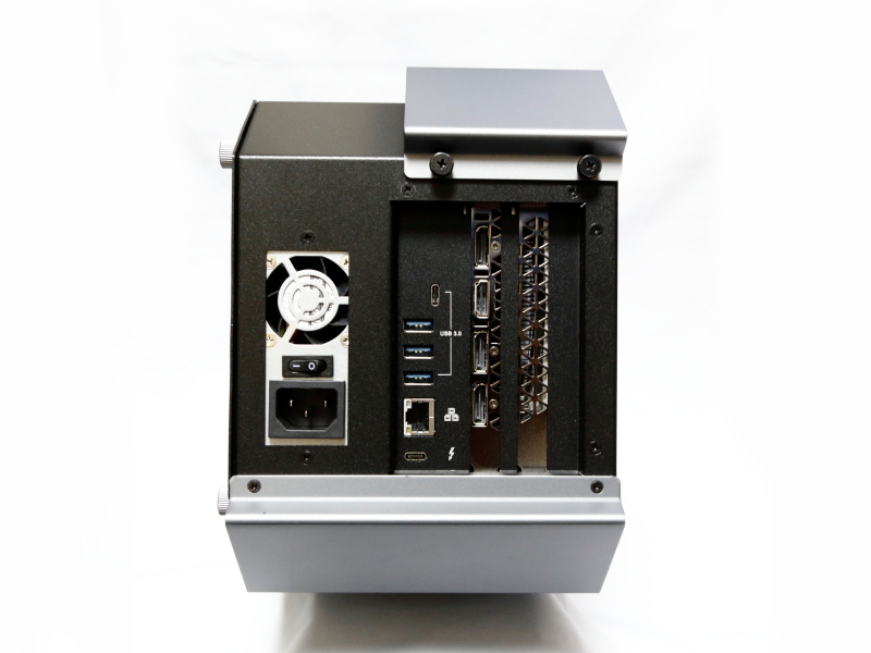 外付けGPUボックス本体背面。Gigabit Ethernet、USB 3.0×4(A端子×3+Type-C×1)、Thunderbolt 3、AC電源コネクタを備える他、搭載したビデオカードの画面出力端子が利用可能