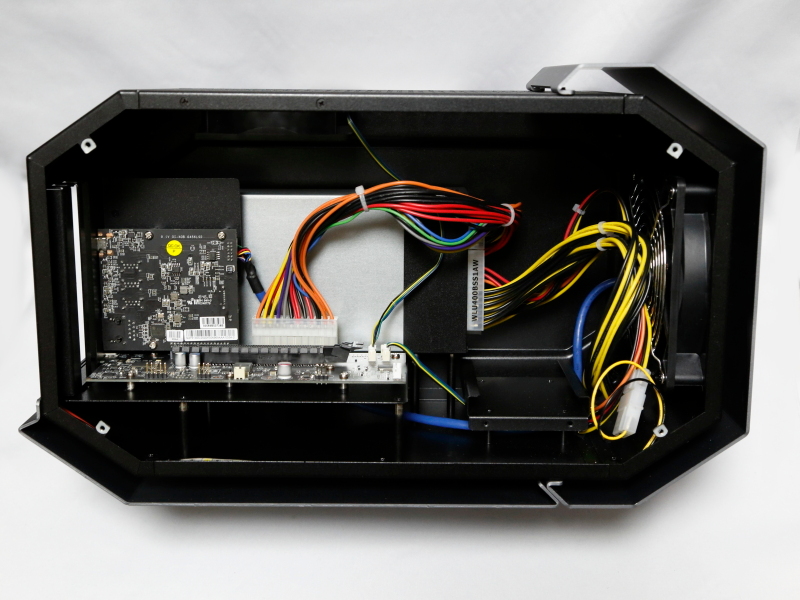 本体内部。正面側に吸気用の120mmファン、天面に排気用の90mmファンを搭載している