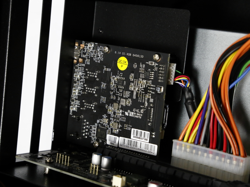 標準装備のインターフェイスボード。外付けGPUボックスのUSB 3.0ポートやGigabit Ethernet、SATA 6Gbpsなどを提供する