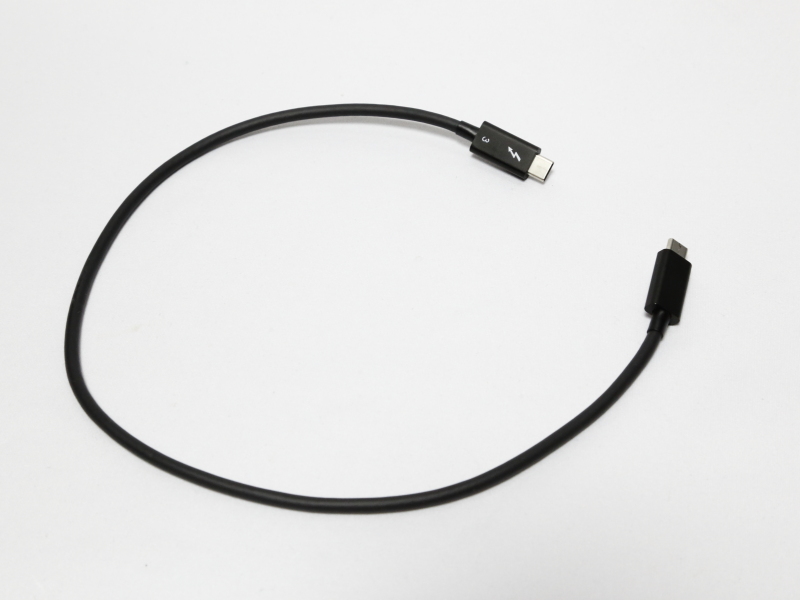 ノートPCとの接続に用いるThunderbolt 3ケーブル。ケーブル長は約50cm