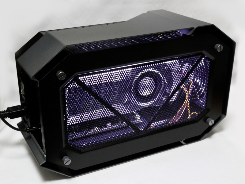 Thunderbolt 3ケーブルでの接続が確立すると外付けGPUボックスの電源がオンになる。稼働中は白色LEDが点灯する