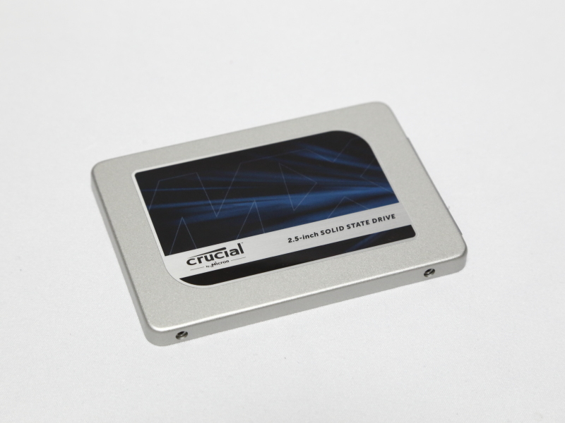 テストに用いたSSDのCrucial MX300 525GB。仕様上では、リード530MB/s、ライト510MB/sの速度を持つSSDだが、外付けGPUボックスを介した接続では何らかのボトルネックが生じているようで、スペック通りの性能は発揮されていない