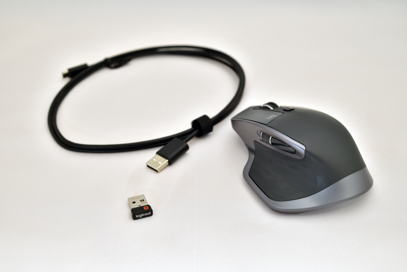 付属品のUnifying無線アダプタとUSB充電ケーブル