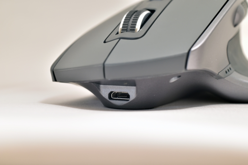 バッテリはUSBケーブルで充電する