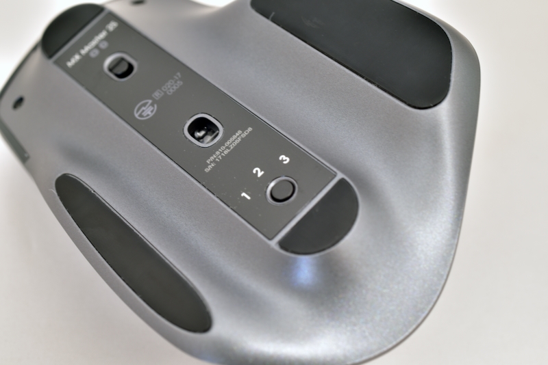 MX MASTER 2Sの底面にあるEasy-Switchボタン。PCのペアリングを手動で切り替えられる