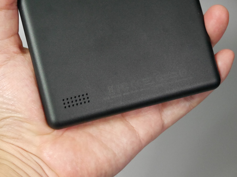 スピーカーは第5世代Fireと同様、モノラルで1基のみ。本製品と同時発売のFire HD 8との大きな違いだ