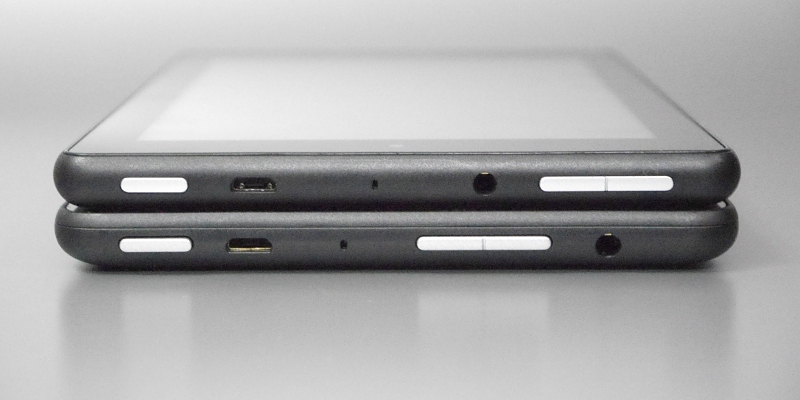 上が本製品、下が従来の第5世代Fire。音量調整ボタンがイヤフォンジャックの外側に移動しており、押すさいにイヤフォンが邪魔になりにくくなっている。厚みは第5世代Fireのほうがわずかに厚く、パーティングラインがあるのが相違点