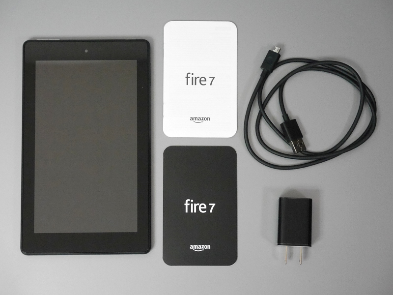 同梱物一覧。従来と同じく、各国語版の保証書とスタートガイド、USBケーブル、USB-ACアダプタが付属する