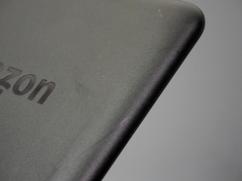 2年前に購入した第5世代Fireの筐体。硬いものとこすれることで、このように摩擦痕が残る