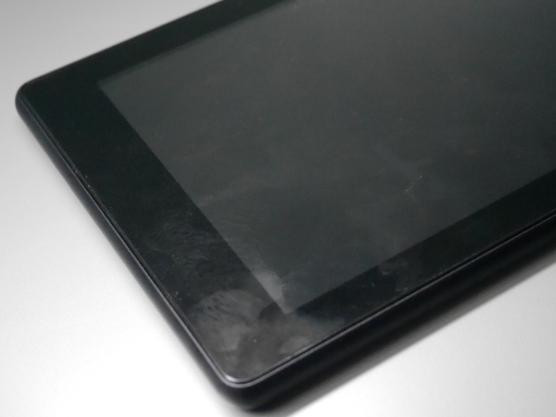 油脂の付着は、同クラスのタブレットのなかではかなり顕著。反射もかなりあるので、反射防止シートを導入するとよい