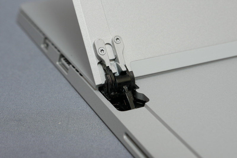 こちらはSurface Pro 4のキックスタンドのヒンジ。形がかなり変わっていることがわかる