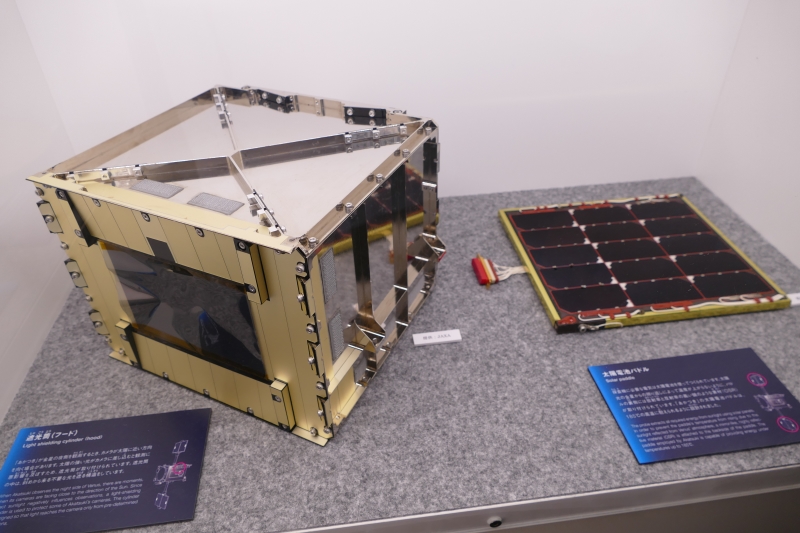 太陽電池パネル(右)と遮光筒(左)