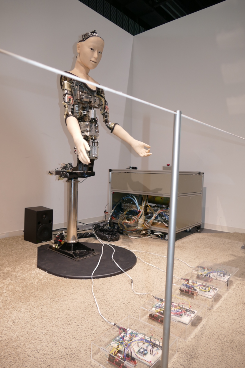 センサーで滞留する人の動きを検知してそれに合わせて動きを自動生成する