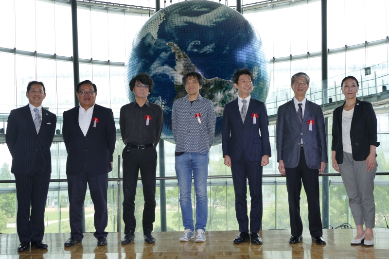 関係者による記念撮影