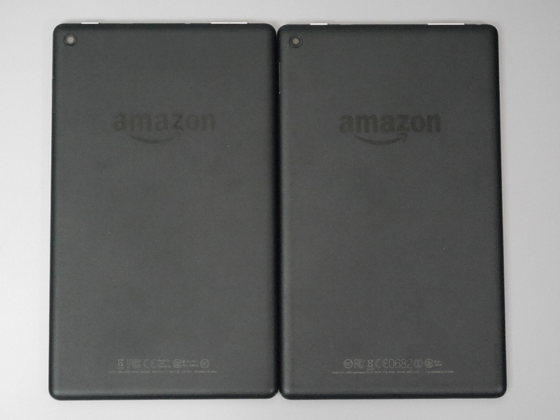 背面の比較。見た目はそっくりなのだが、第6世代モデルに比べるとAmazonロゴのモールドが粗いという特徴があり、ロゴ部分を指先で触れば新旧モデルの判別が可能