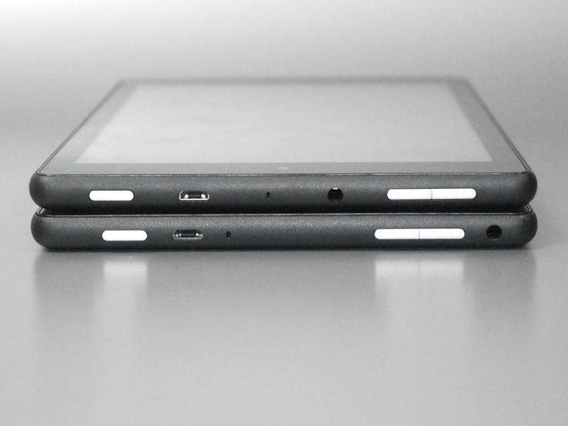 上が本製品、下が従来の第6世代モデル。音量調整ボタンおよびイヤフォンジャックの配置が異なっている