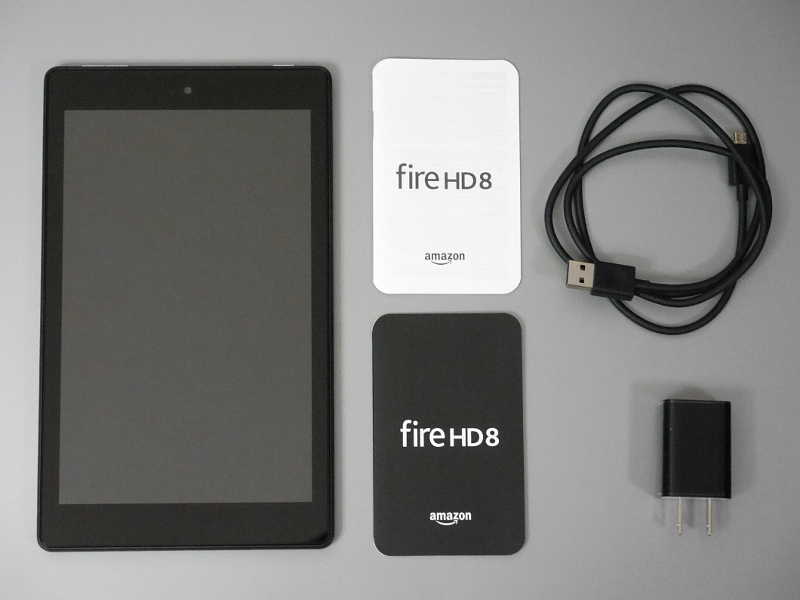 同梱物一覧。従来と同じく、各国語版の保証書とスタートガイド、USBケーブル、USB-ACアダプタが付属する