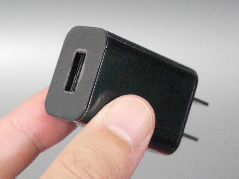 従来モデルおよびFire 7とも同一形状のUSB ACアダプタが付属する