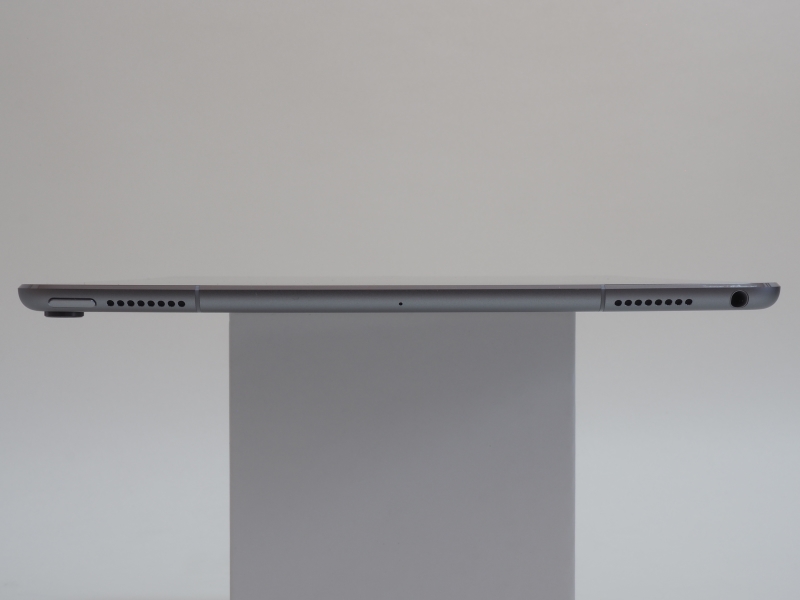 本体上部。左から電源ボタン、スピーカー×2、3.5mmヘッドフォンジャック。中央の小さい穴はデュアルマイクの内の1つ