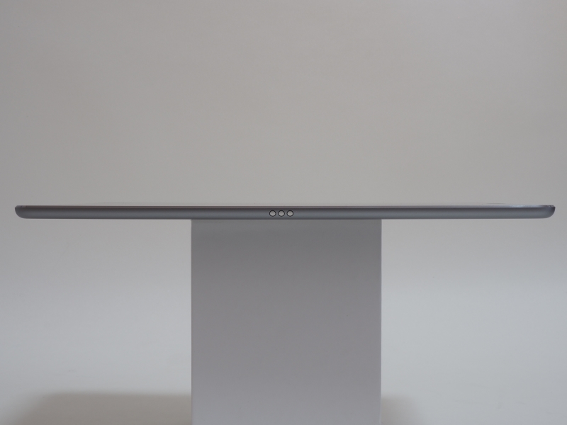 本体左側面。中央にあるのがキーボードカバー「Smart Keyboard」を接続するための端子「Smart Connector」