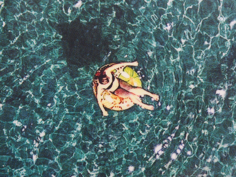 パッケージには、ディスプレイの高解像度をアピールする意図か、浮き輪に乗った女性の姿がさりげなく写っている