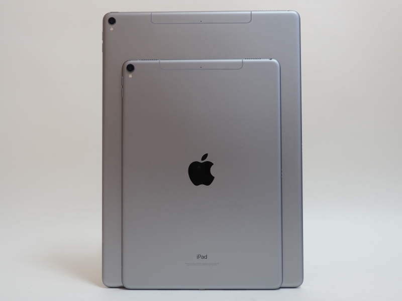 新型10.5インチ、12.9インチiPad Proのフットプリントを比較。幅で46.5mm、奥行きで55.1mmの差がある