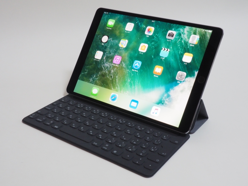 iPad ProとSmart Keyboardのキーボード利用スタイル。Surface Proシリーズなどの2in1と異なり、角度は実測約52度で固定となる