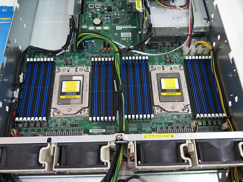 CPUのソケット。DIMMは合計32基で、合計最大4TBのメモリを装着できる