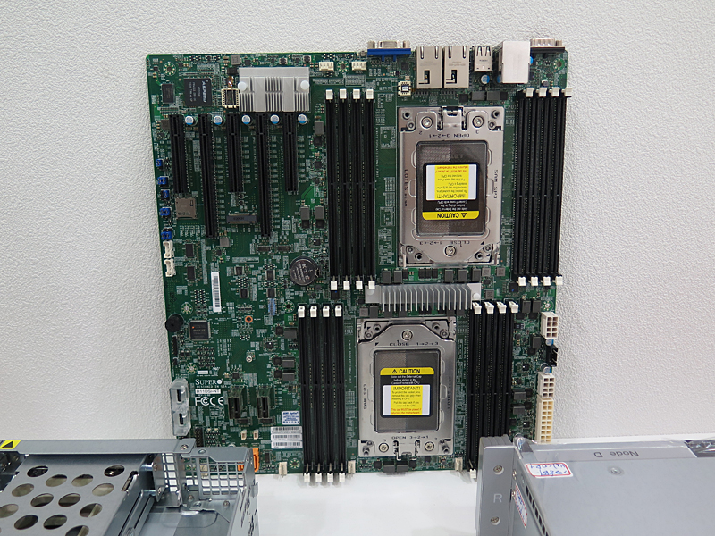 Extended ATXフォームファクタの「H11DSi」。これなら一応自作PCも可能だ