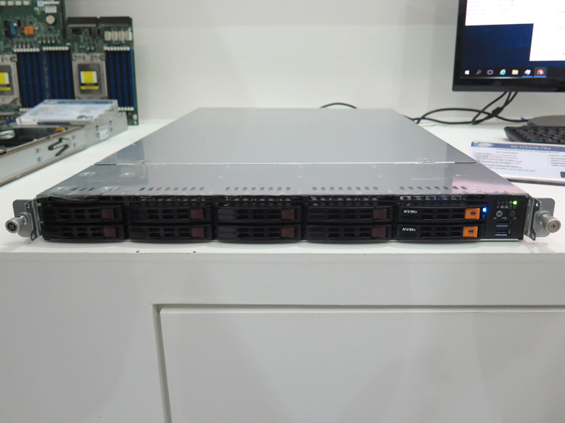 10基のNVMe SSDをホットスワップ可能