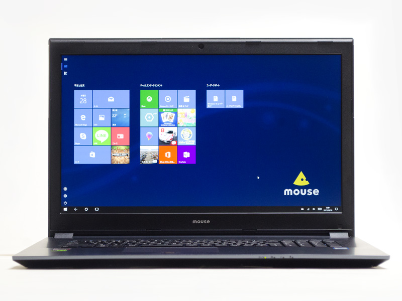 前面。パネル中央上に200万画素Webカメラ。本体手前側面にステータスLED