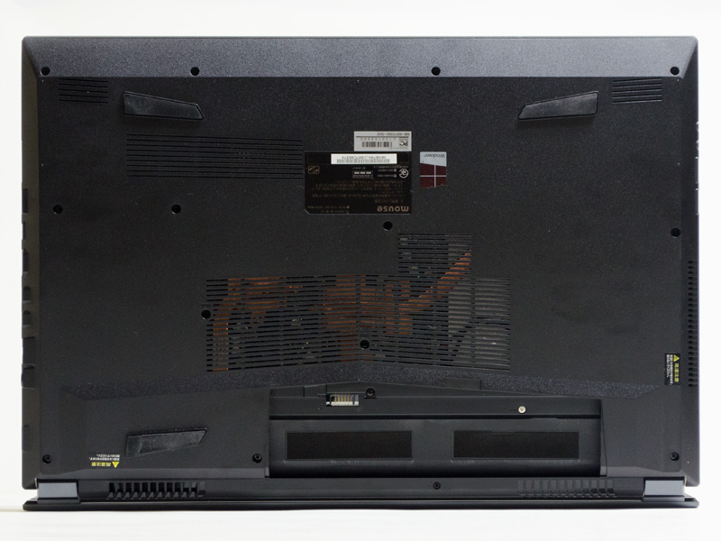 裏面。手前左右のスリットにスピーカー。メモリなどにアクセスできる小さいパネルはない。中央のスリットからヒートパイプなどが見えている