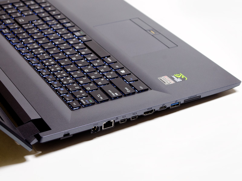 左側面にはロックポート、電源入力、Ethernet、Mini DisplayPort×2、HDMI、USB Type-C、USB 3.0、マルチカードリーダー。パネルはこの傾きが最大