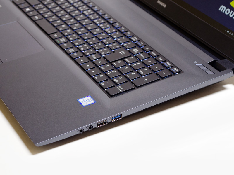 右側面にはUSB 3.0、USB 2.0、音声入出力。キーボードバックライトが光っているのがわかる