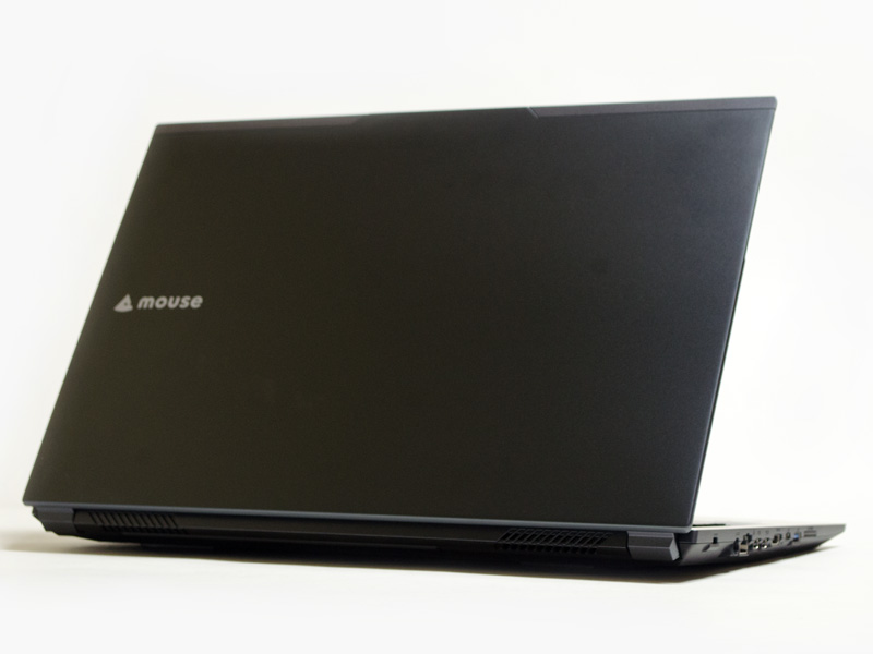 斜め後ろから。キーボードが手前に少し傾いているのがわかる。後ろ左右にスリット