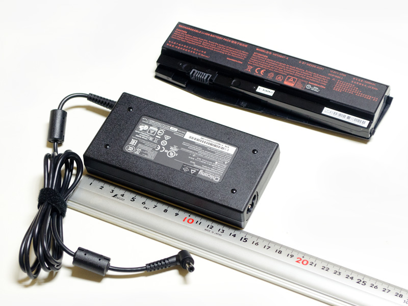 ACアダプタのサイズは145×72×25mm(幅×奥行き×高さ)と大きめ。重量485g。バッテリは4,200mAh