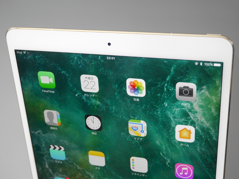 正面中央には従来と同様にインカメラを備える