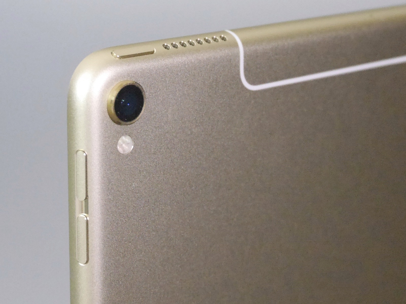 上部に電源ボタン、側面に音量ボタンというレイアウトも従来と同様。カメラ部は突起があるため取り扱いにはやや気を使う
