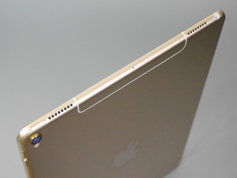 上面。スピーカー2基とイヤフォンジャックを備える。ちなみに中央の穴はマイク